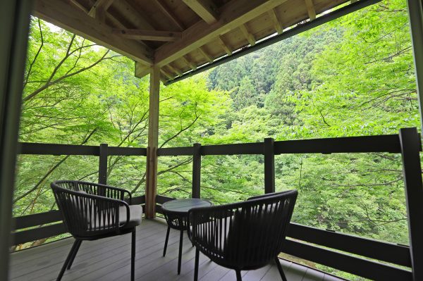 川のせせらぎと緑にすっぽり包まれるテラス席。