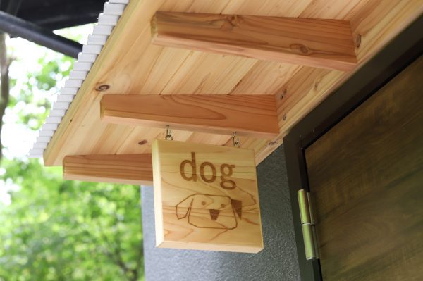 わんちゃん看板がペットをお出迎え♪