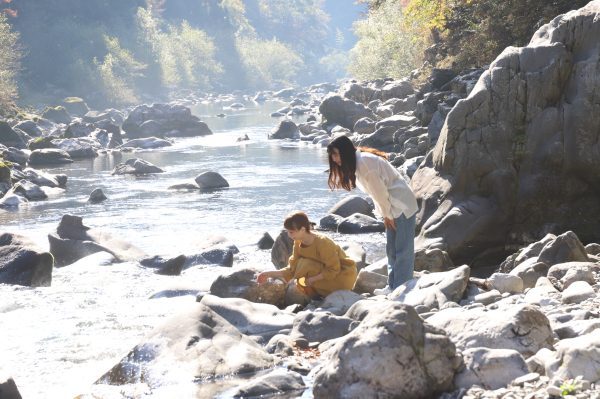 川原で遊ぶ女子