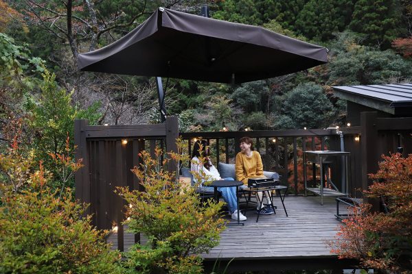 ウッドデッキに女性